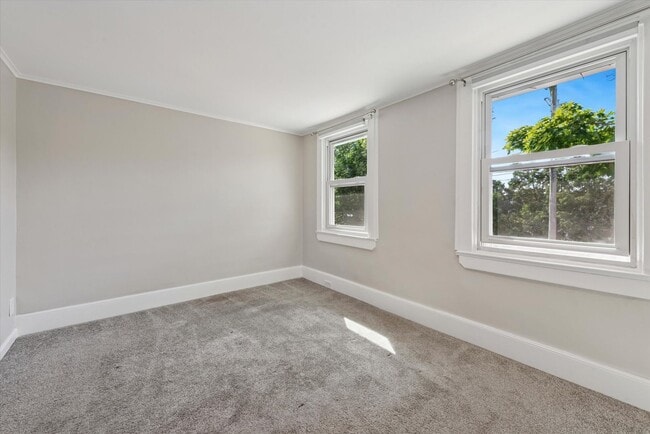 Building Photo - Recently Renovated 2 Bed 1 Bath Twin in We...