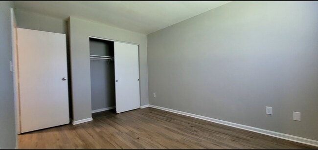 Building Photo - 3006-3008 Creekview Circle