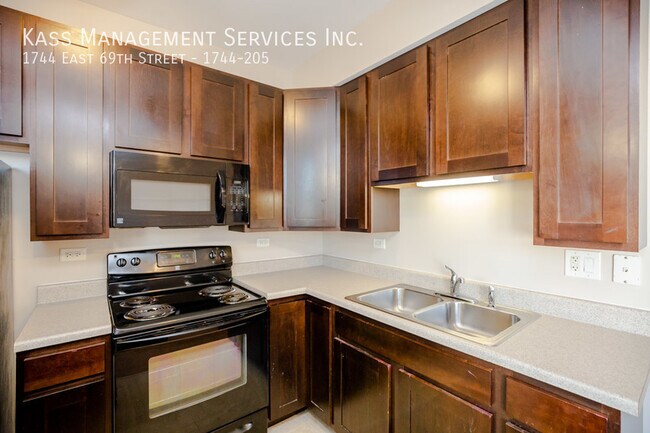 Primary Photo - 1744 E 69th St