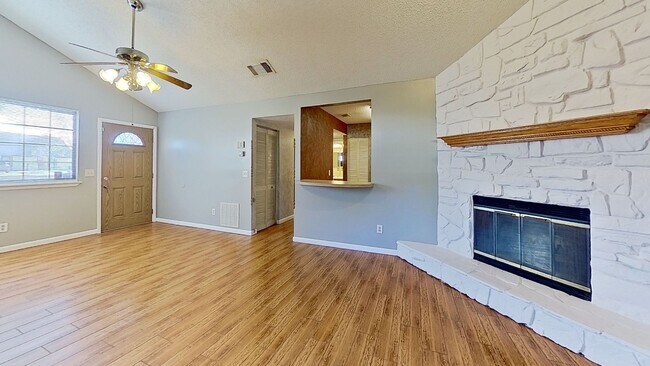 Building Photo - Great 3/2 patio home available now!