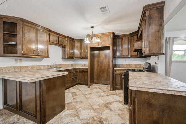 Building Photo - 811 W 7th St