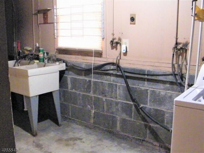 Building Photo - 65 Wolf Pl