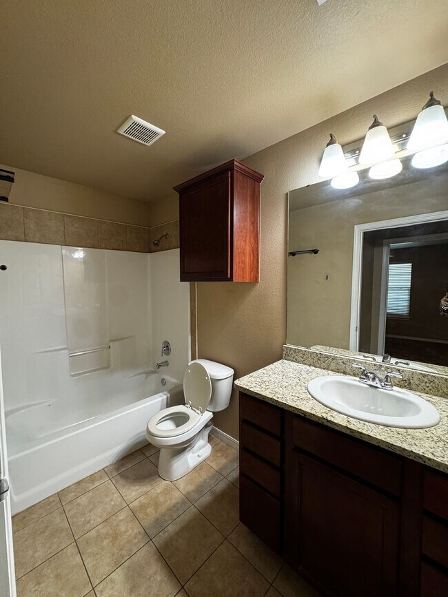 Building Photo - Located in Tradewinds! 3/2/2