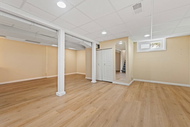 Building Photo - 980 Spring Rd