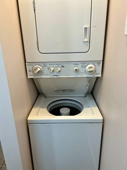 Building Photo - 542 Island View Dr