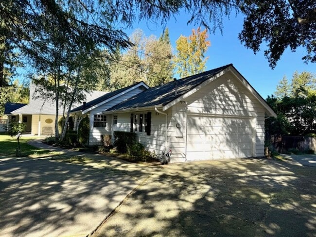 Building Photo - Gorgeous 5 bedroom, 4.5 bath, Westside Dan...