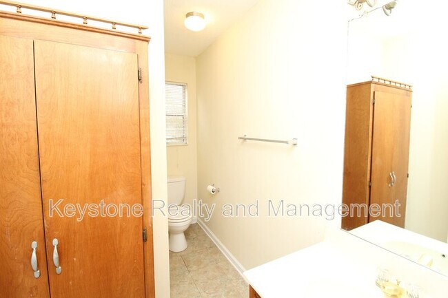 Building Photo - 1175 Schatten St