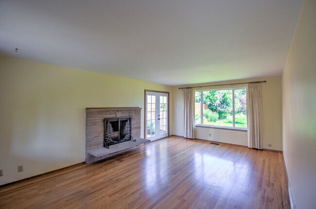 Building Photo - 1636 Conger Ave NW