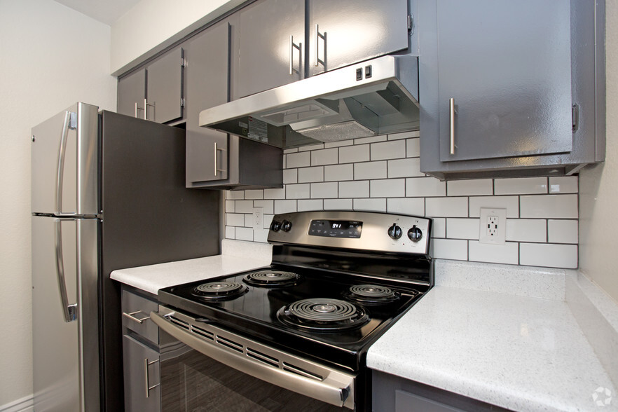 1BR, 1BA - 713 SF - 544 Southern Apartments