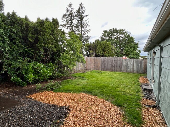 Building Photo - Updated Spacious Home!