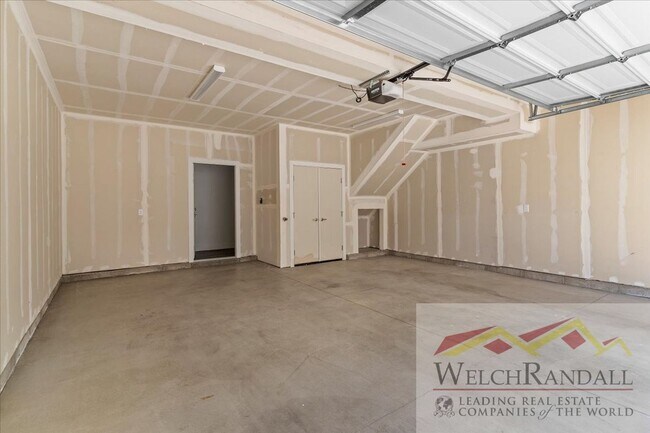 Building Photo - Beautiful 3 Bed 2.5 Bath Townhome in West ...