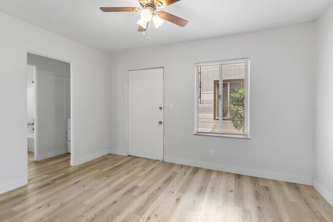 Interior Photo - 2652-2728 E 15th Street
