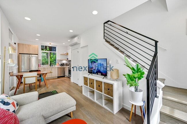 Building Photo - 2 BED & 2 BATH TOWNHOUSE FOR RENT