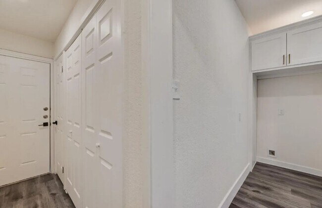 Building Photo - 447 W Clarendon Dr