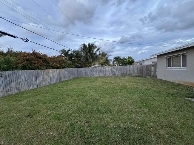 Building Photo - 1415 Crest Dr