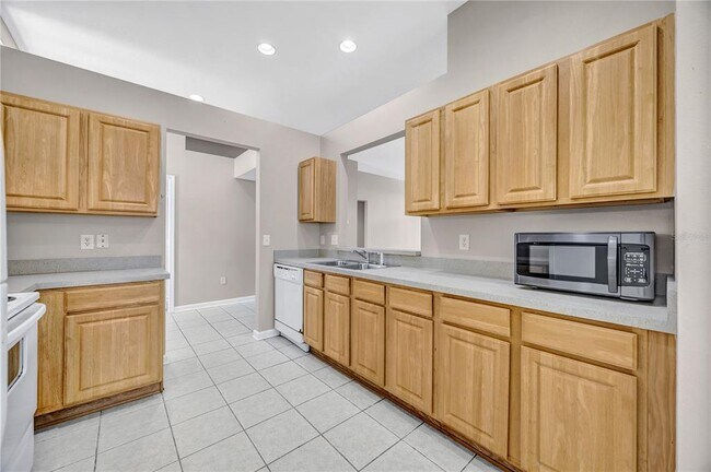 Building Photo - 30435 Annadale Dr