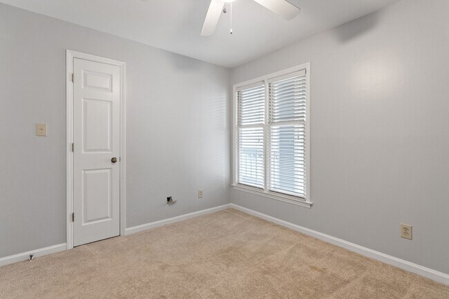 Building Photo - 700 Bishops Park Dr