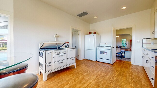 Building Photo - Charming 2 bedroom 1.5 bath plus office ho...
