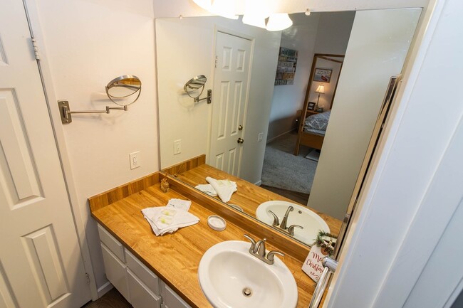 Building Photo - 3 Bedroom 2 Bathroom Condo in Big Bear Lake