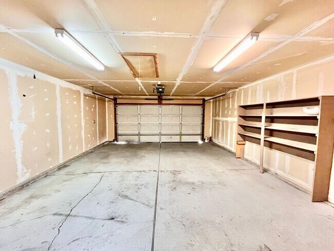 Building Photo - Large 3 Bedroom, 2 Bathroom Home in the Th...