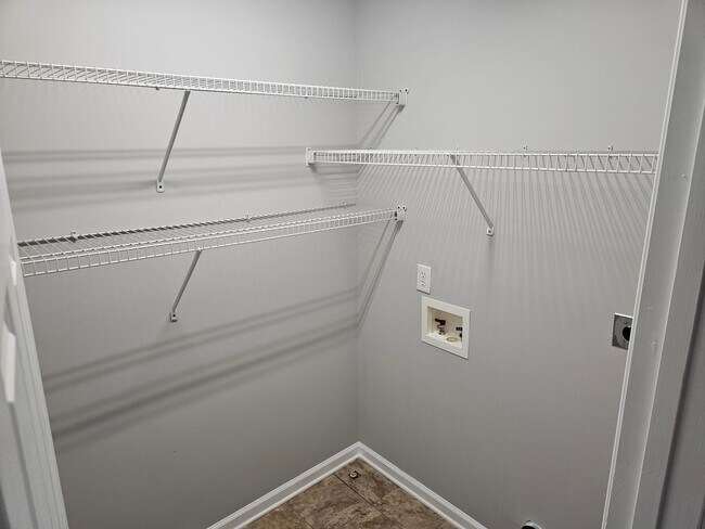 Building Photo - Charming 2br/2.5ba in Delta Lake, end unit townhome! Available now!