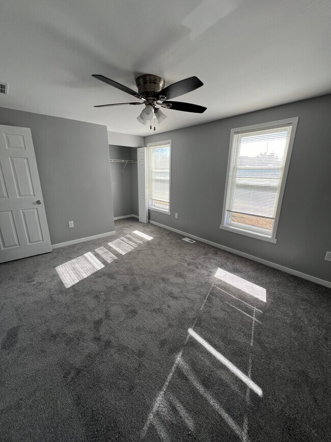2nd bedroom with ceiling fan - 1109 Davis St