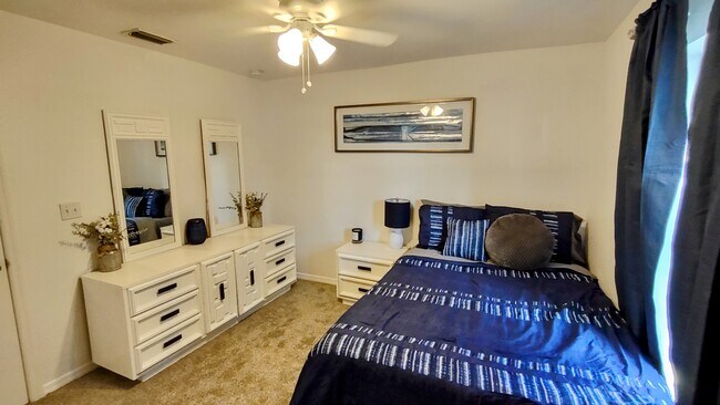 Building Photo - 1519 W 17th St