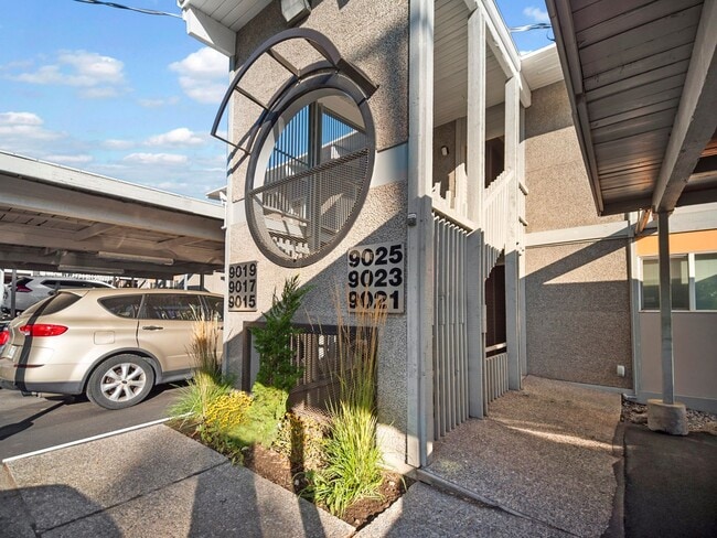 Building Photo - DESIRABLE MILLWOOD NEIGHBORHOOD ON TREE LI...