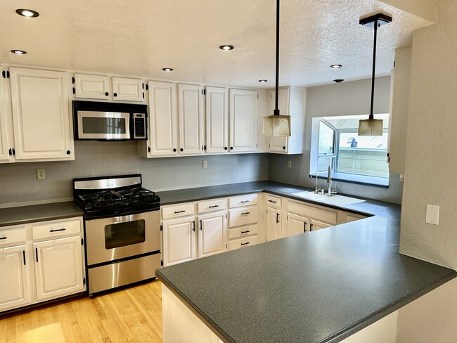 Building Photo - 2421 Vanderbilt Ln