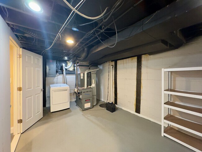 Building Photo - Charming 3 Bedroom/2 Bathroom Townhome in Dundalk, MD!