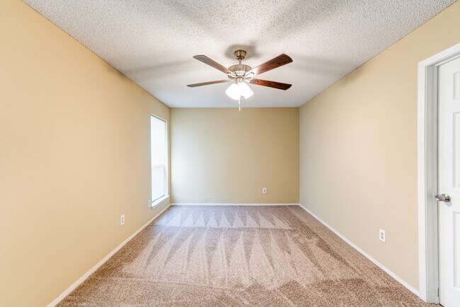 Building Photo - 24206 Landing Way Dr