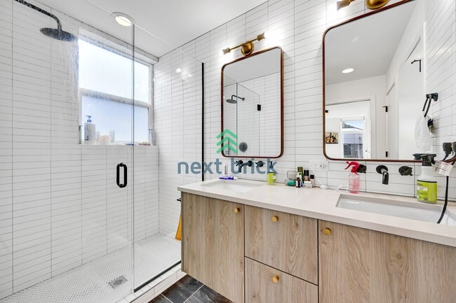 Building Photo - 2 BED & 2 BATH TOWNHOUSE FOR RENT
