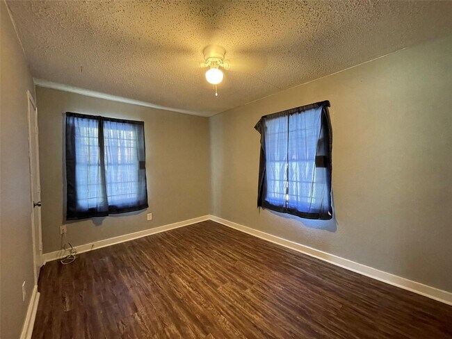 Building Photo - 5213 Anzio Rd
