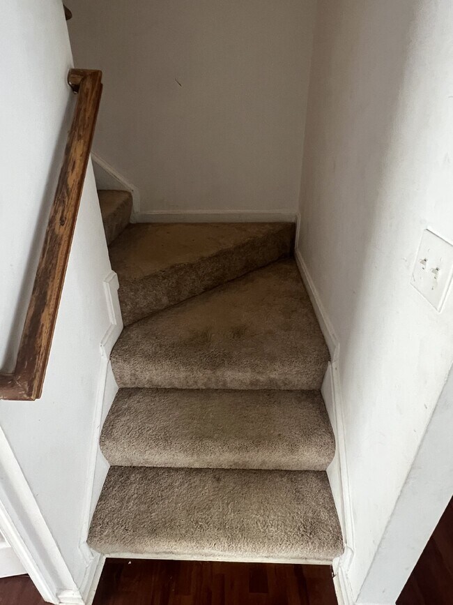 Building Photo - Spacious End Unit Townhome - 3 Bedrooms & ...