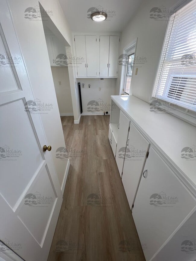 Building Photo - Single Story 3 BD/1BA Home with 2 Car Garage!