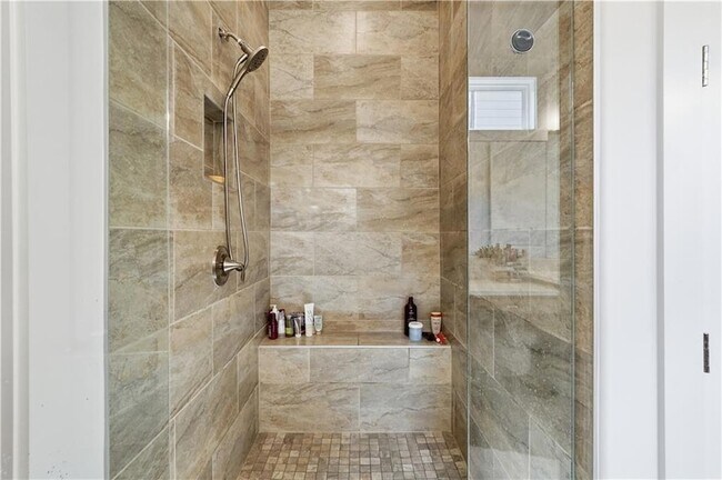 Building Photo - 158 Kingwood Dr