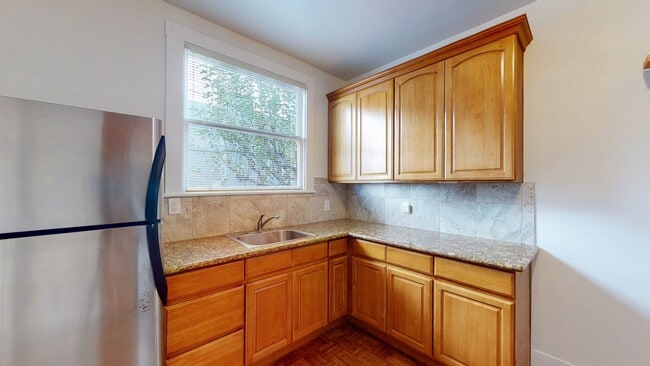 Building Photo - 1925 Charming Oakland Duplex!