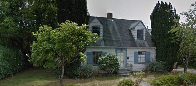 Primary Photo - (651) Orchard House - 4 Bedroom / 1.5 Bath...