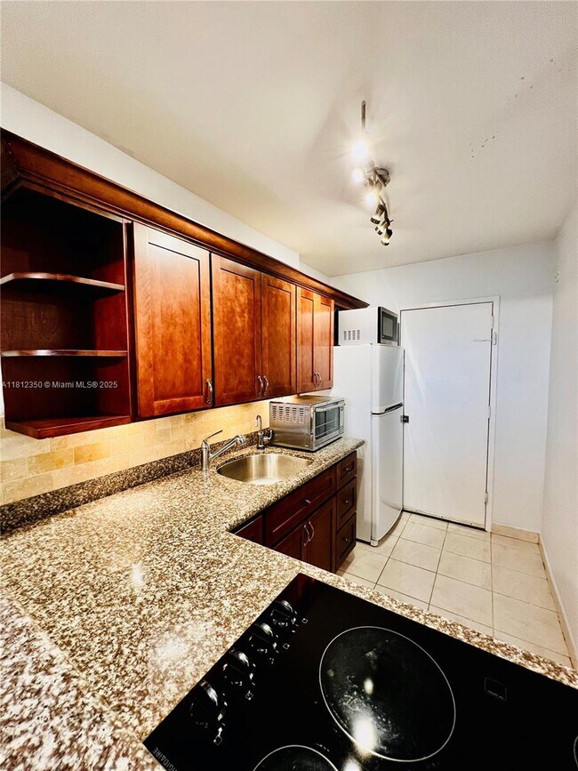 Building Photo - 2899 Collins Ave