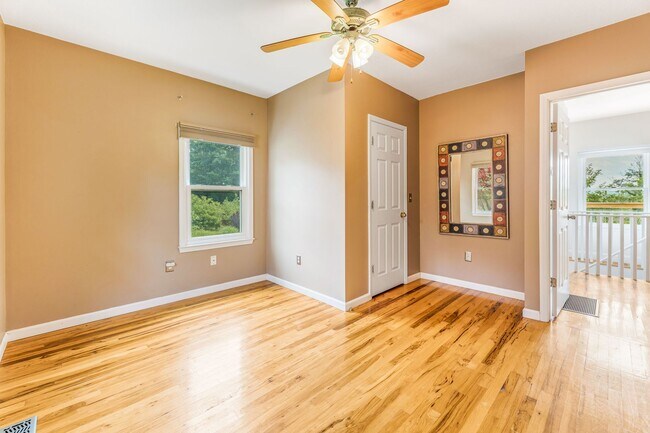Building Photo - Asheville Rental!