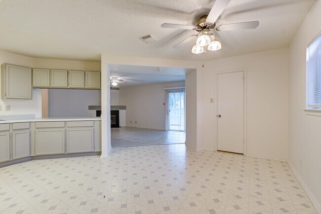 Building Photo - Spacious Single-Story Living in Meadow Brook