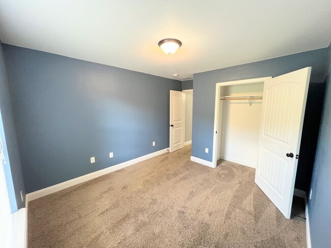Building Photo - Fenced home close to FLW!