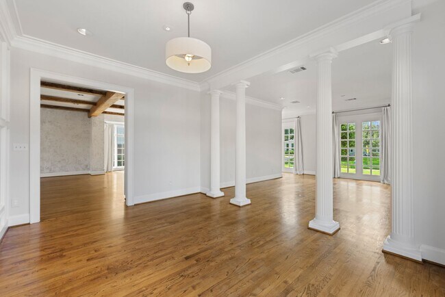 Building Photo - Elegant Living Minutes from the Medical Ce...