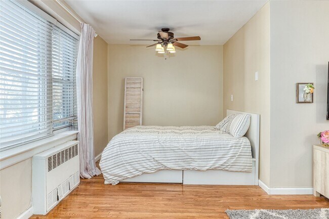 Building Photo - 250 W Merrick Rd