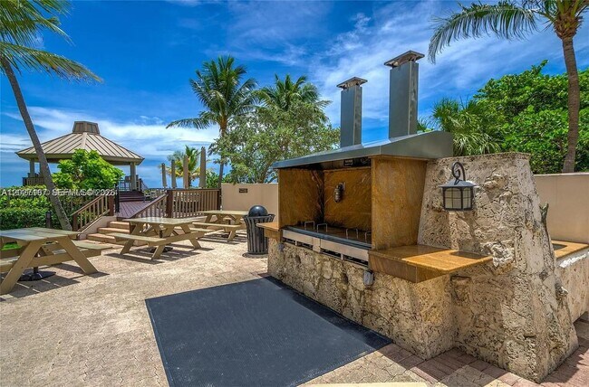 Building Photo - 1121 Crandon Blvd
