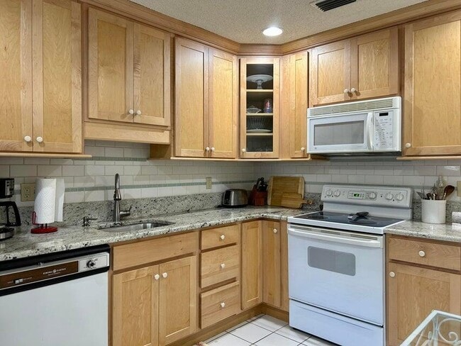 Building Photo - 7923 SE Villa Cir