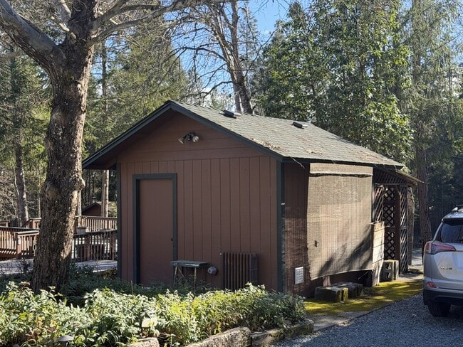 Building Photo - 7429 W Evans Creek Rd