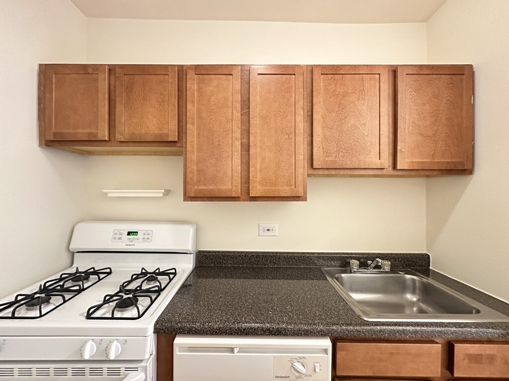 Building Photo - 633 W Cornelia Ave