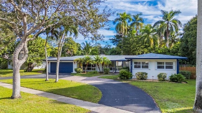 Building Photo - 812 Holly Ln