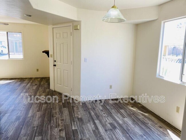 Building Photo - 3319 E Presidio Rd